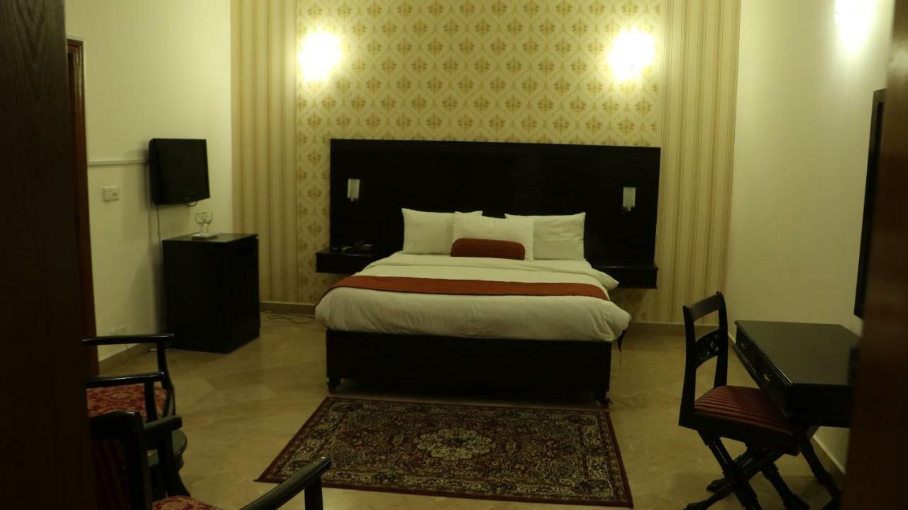 The Royal Manor Bed and Breakfast Islamabad Eksteriør billede