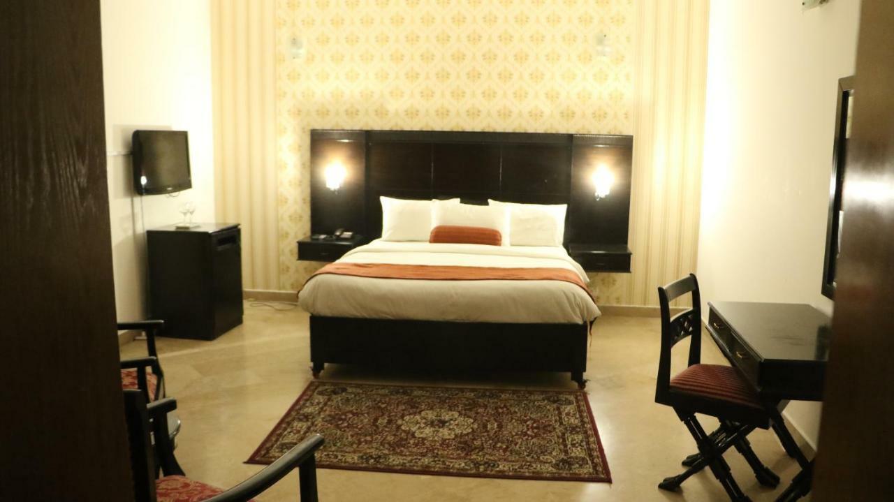 The Royal Manor Bed and Breakfast Islamabad Eksteriør billede